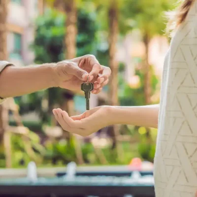 agent giving rental keys